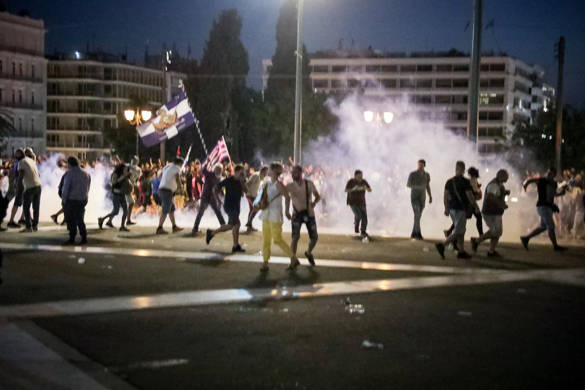 Σύνταγμα: 25 προσαγωγές για τα επεισόδια στη συγκέντρωση των αντιεμβολιαστών