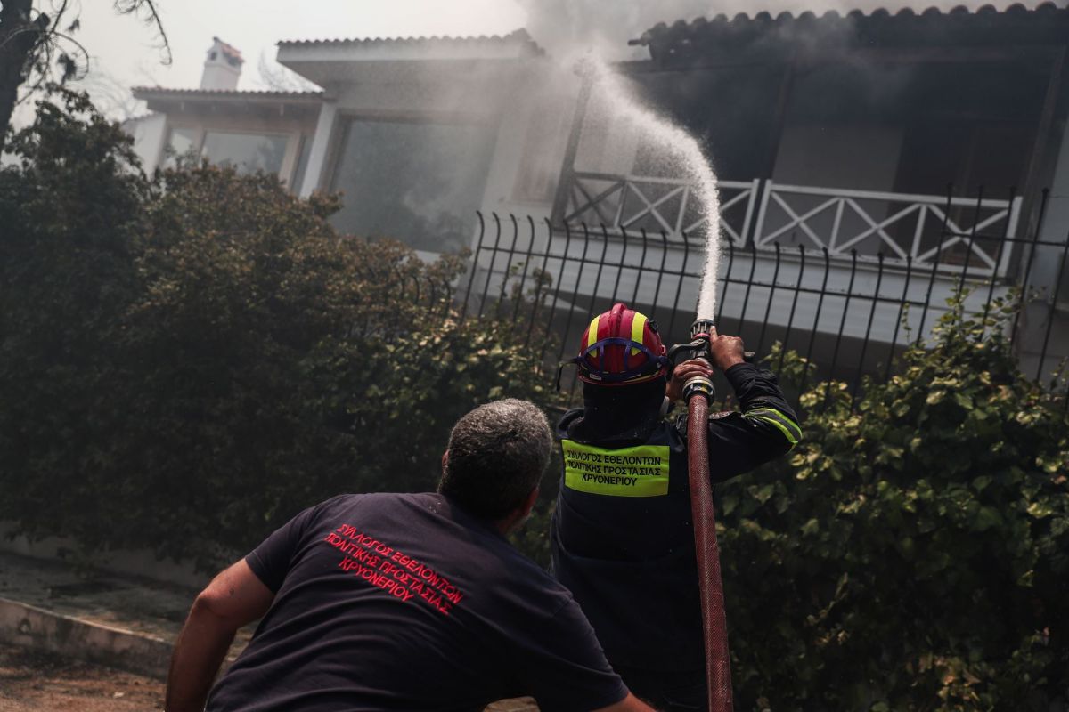 Φωτιά στη Σταμάτα: Μαίνεται εκτός ελέγχου – Καίγονται σπίτια στη Ροδόπολη