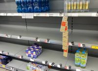 Βρετανία: Οι πολίτες άδειασαν τα ράφια από τα σούπερ μάρκετ Βρετανία: Οι πολίτες άδειασαν τα ράφια από τα σούπερ μάρκετ