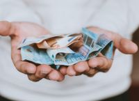 ΟΠΕΚΑ ελάχιστο εγγυημένο εισόδημα: Ποια τα κριτήρια και οι προϋποθέσεις χορήγησης