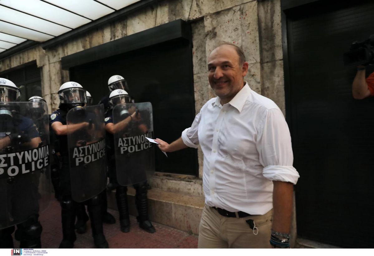 Φαίδων Βόβολης: Ο αρνητής γιατρός που οργάνωσε τη συγκέντρωση των αντιεμβολιαστών στην Αθήνα