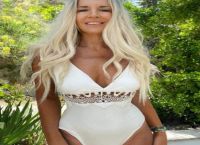 Μαρία Ανδρούτσου: Κάνει δουλειές στο σπίτι με το μπικίνι της