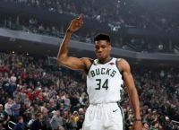 Αντετοκούνμπο: Η μαμά μου πουλούσε πράγματα στους δρόμους – Να πιστεύετε στα όνειρά σας