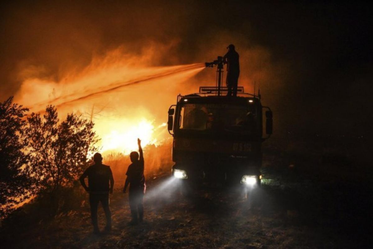 Φωτιά στην Αχαΐα: Μαίνεται η μάχη με τις φλόγες – Ποιοι δρόμοι παραμένουν κλειστοί