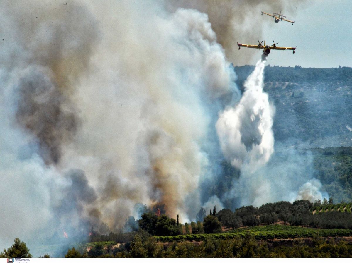 Φωτιά στην Κόρινθο: Εκκενώθηκε ο οικισμός Ρυτό – Εμπρησμό βλέπει η Πυροσβεστική