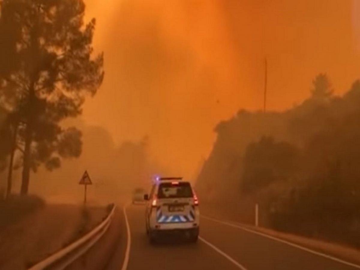 Πύρινη κόλαση στην Κύπρο: Εκκενώνονται χωριά – Στέλνει βοήθεια η Ελλάδα