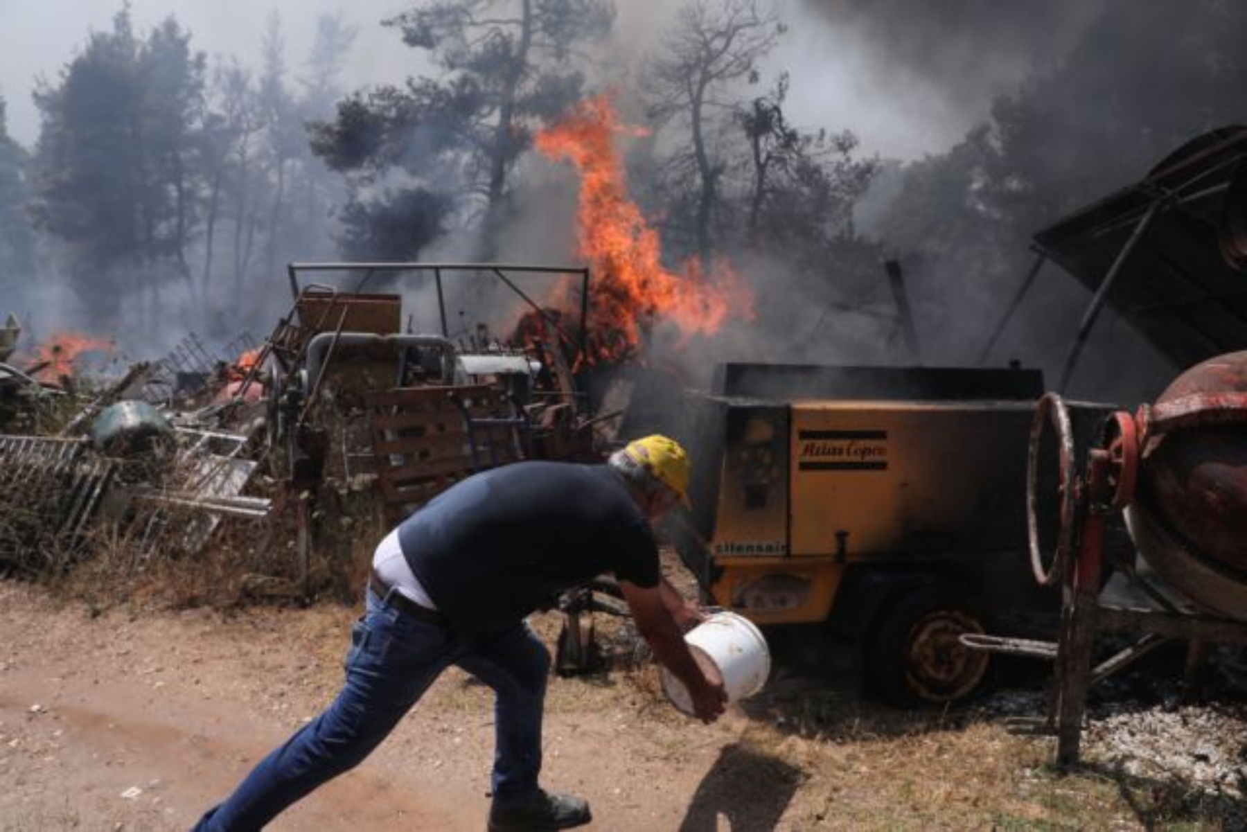 Φωτιά στην Αχαΐα: Ολονύχτια μάχη με τις φλόγες