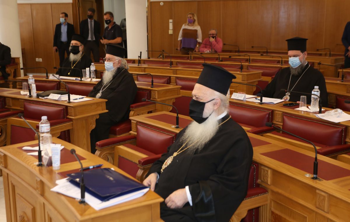 Ιερά Σύνοδος: Η εκκλησία δεν μπορεί να ελέγχει τους πιστούς