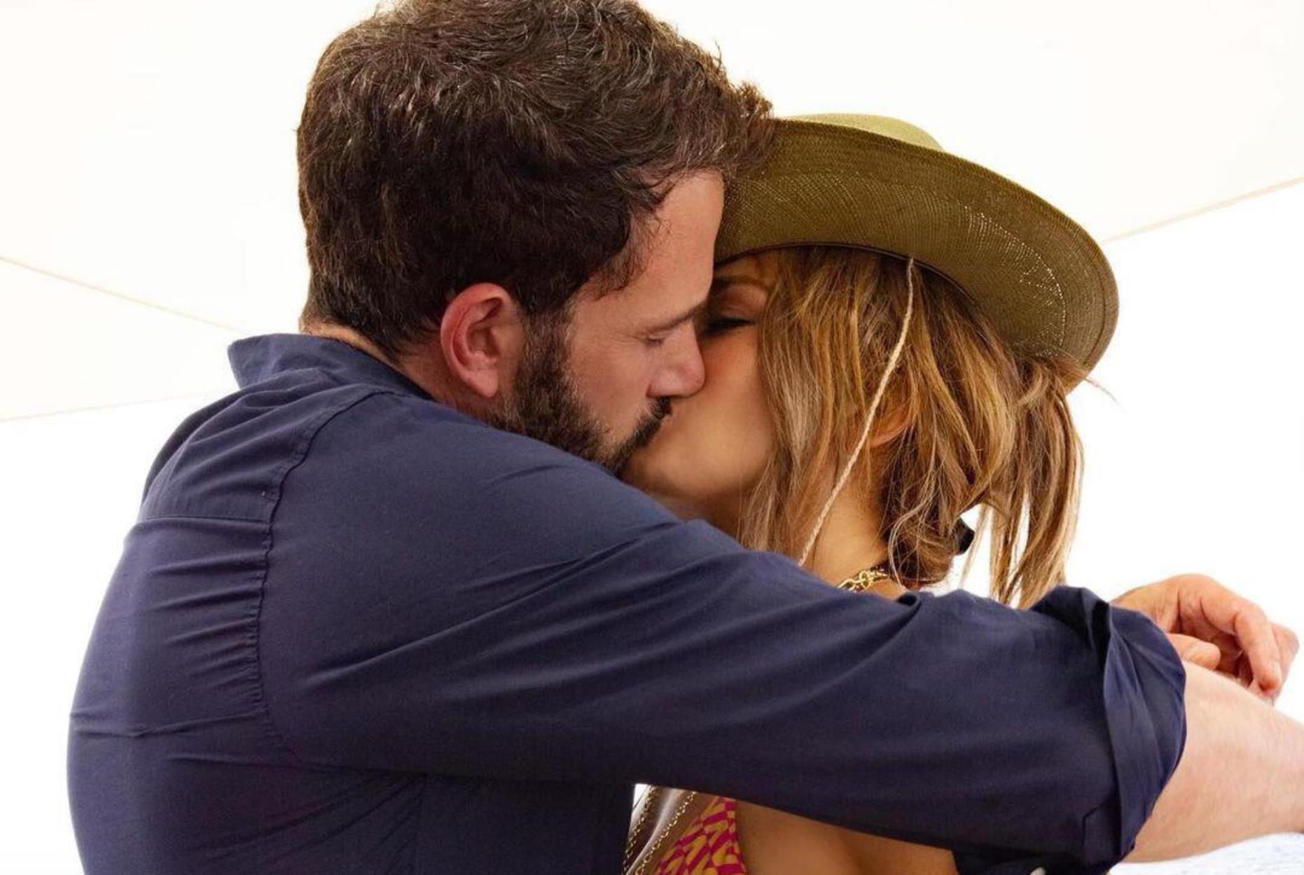 Ben Affleck – Jennifer Lopez: Το τρυφερό φιλί στο αεροδρόμιο