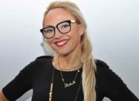 Στα 54 η Αλεξάνδρα Κατσαΐτη με ολόσωμο μαγιό και τρίβαμε τα μάτια μας