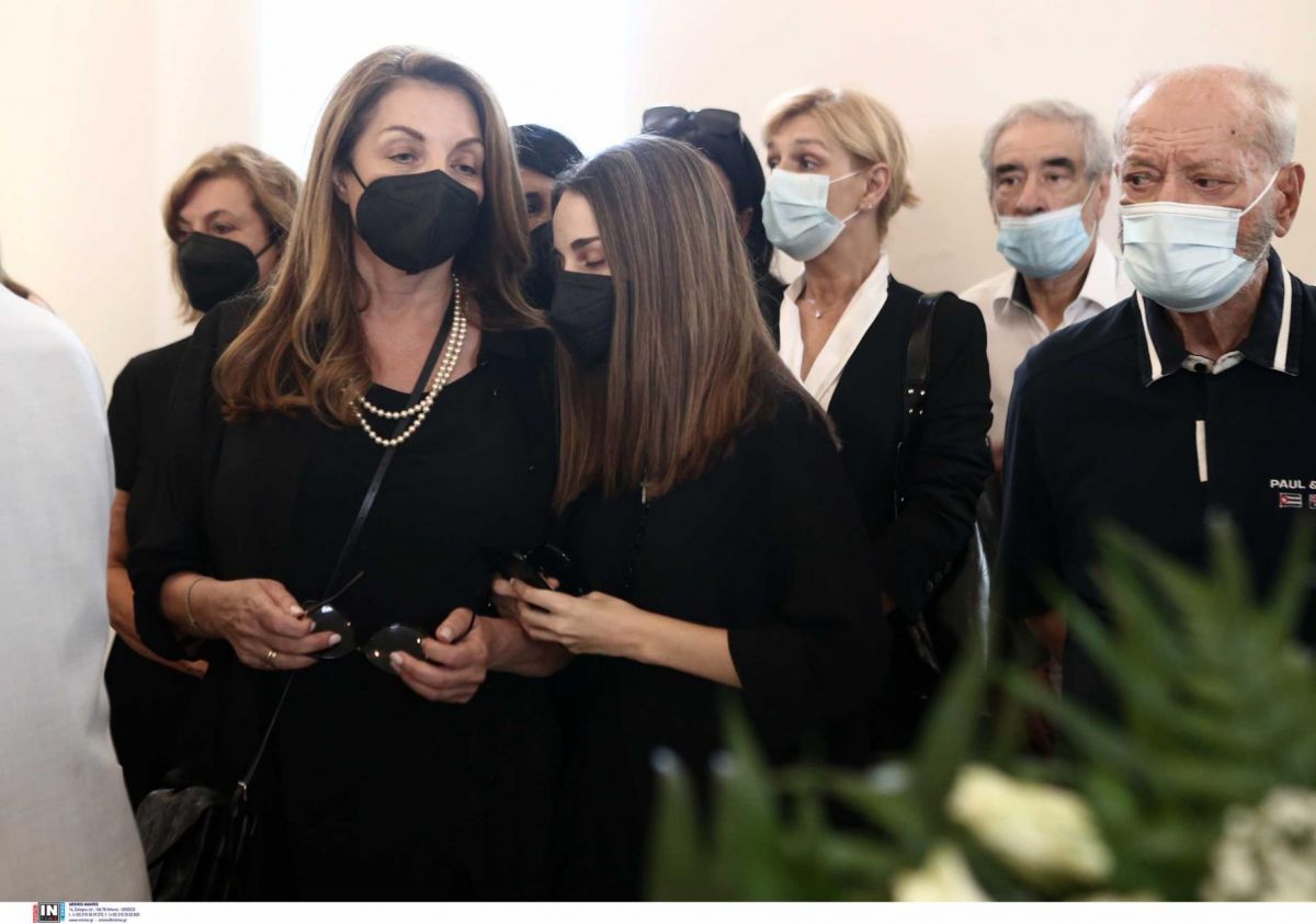 Κηδεία Τόλη Βοσκόπουλου: Συντετριμμένες η Γκερέκου και η κόρη του