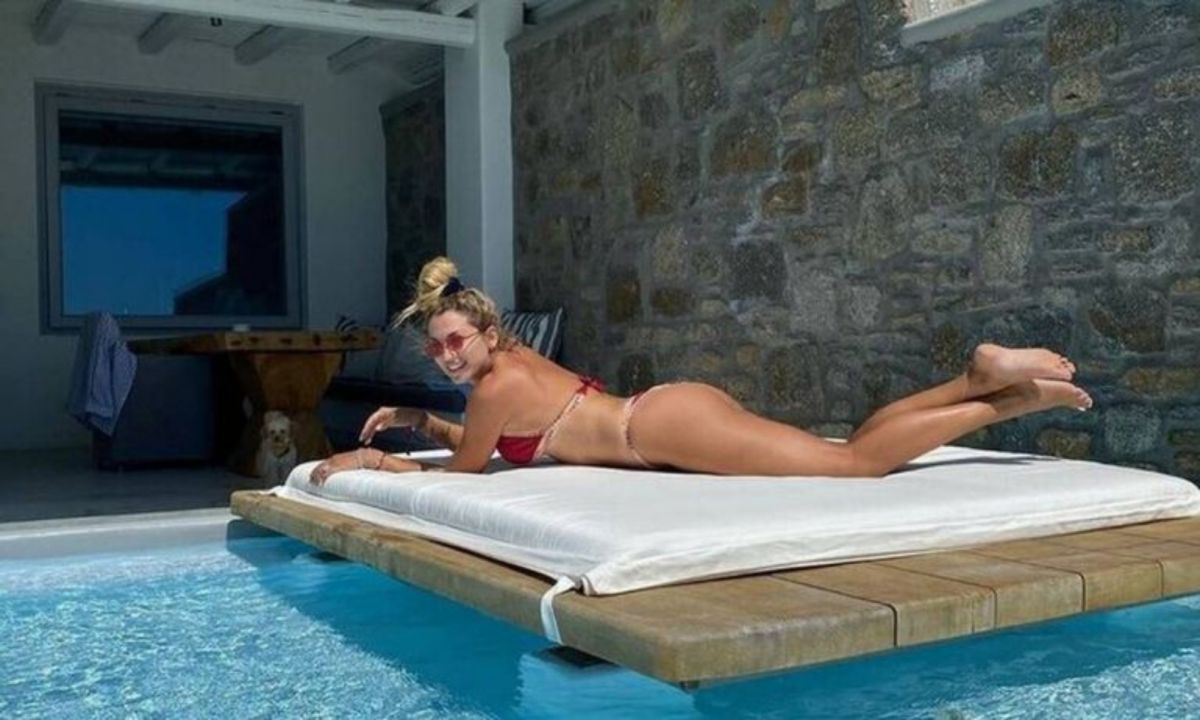 Κωνσταντίνα Σπυροπούλου: Ποζάρει topless και ζαλίζει