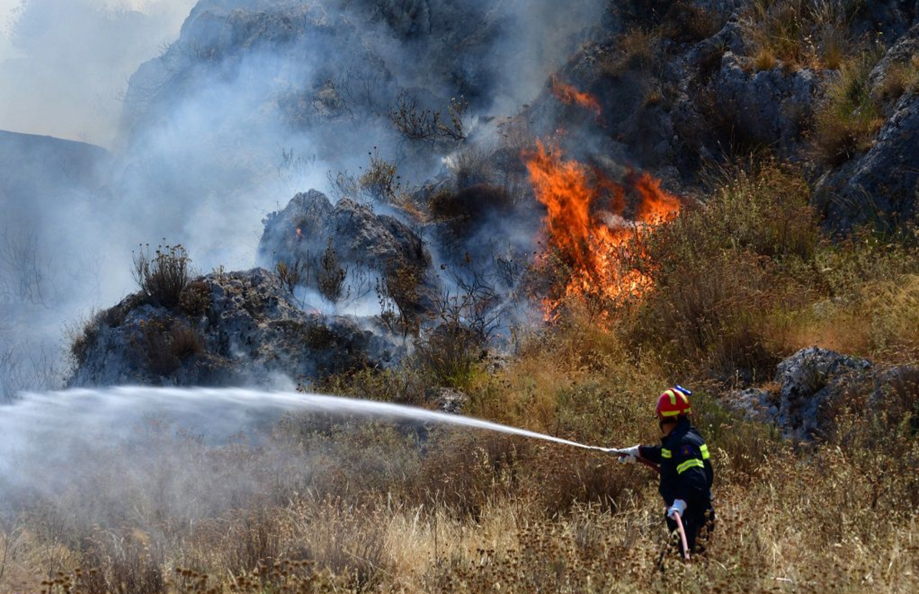 Ανεξέλεγκτη η φωτιά στην Κεφαλονιά: Εκκενώθηκαν και άλλοι οικισμοί – Ενισχύονται συνεχώς οι δυνάμεις