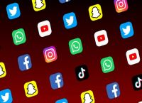Έρευνα: 6 στους 10 Έλληνες έχουν λογαριασμό σε social media Έρευνα: 6 στους 10 Έλληνες έχουν λογαριασμό σε social media