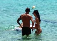 Μύκονος: Γνωστός ποδοσφαιριστής αγνοεί την καυτή σύντροφό του