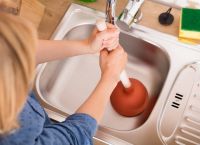 Πώς να κάνεις το ξεβούλωμα νεροχύτη να μοιάζει με παιχνίδι;