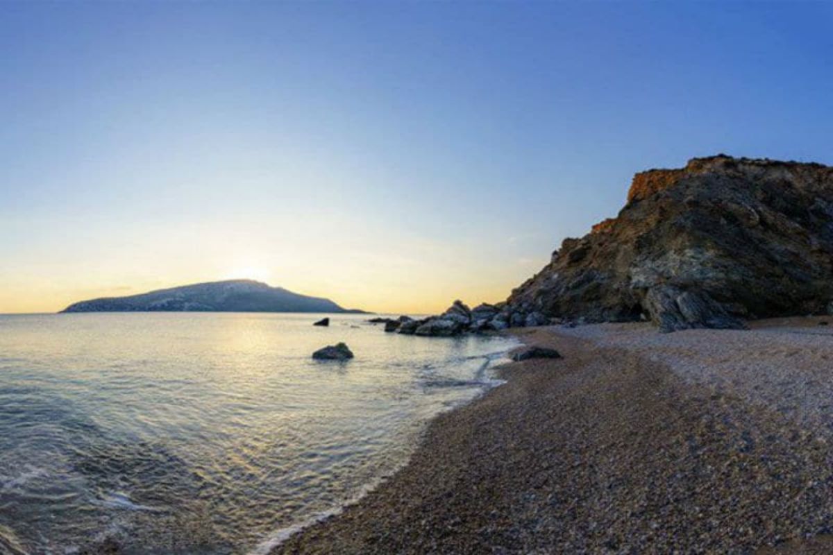Πέντε πανέμορφες παραλίες κοντά στην Αθήνα για να ξεσκάσεις