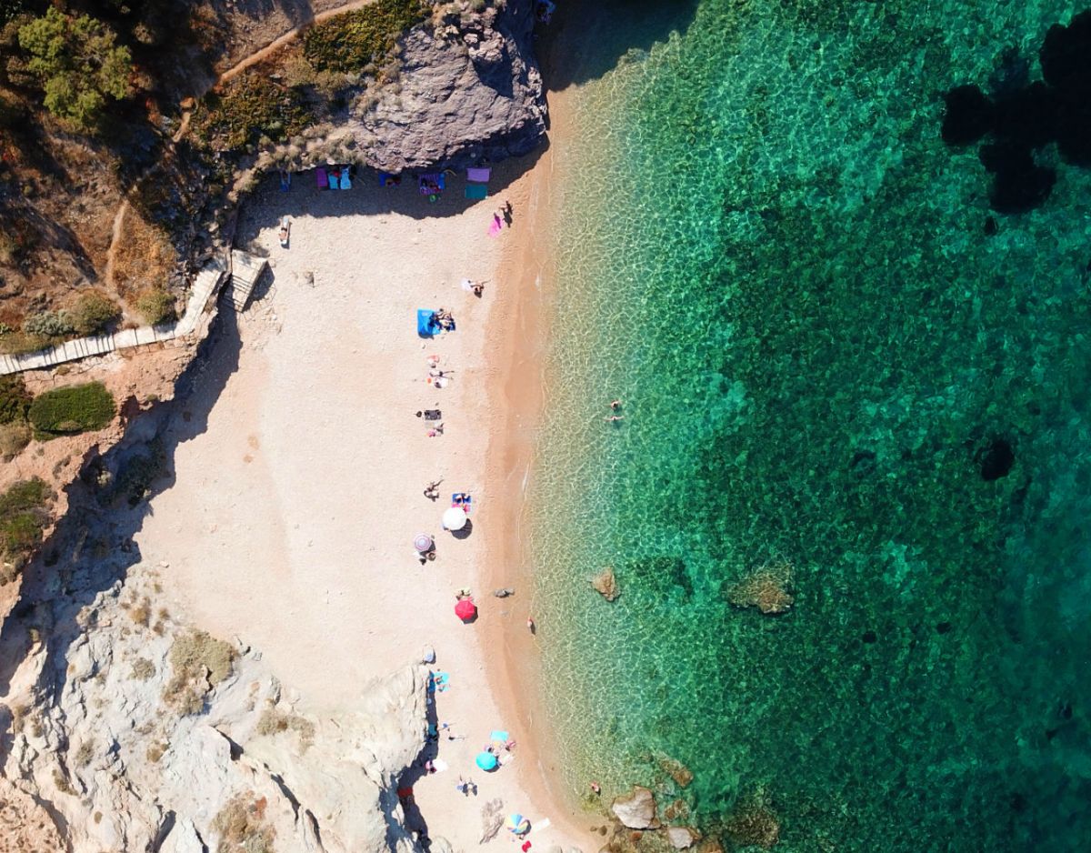 Κάτω Σούνιο: Οι κρυφές μοναχικές παραλίες μόνο για 2 πετσέτες