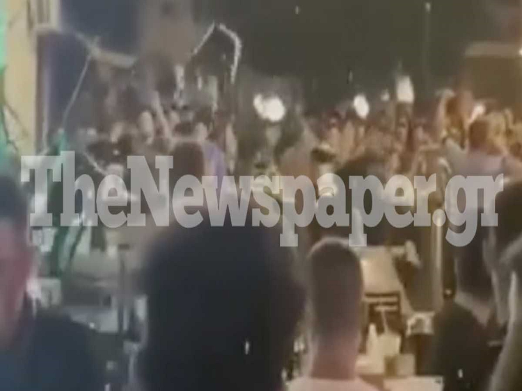 Βόλος: Άγριο ξύλο – Εκσφενδόνιζαν τραπέζια και καρέκλες