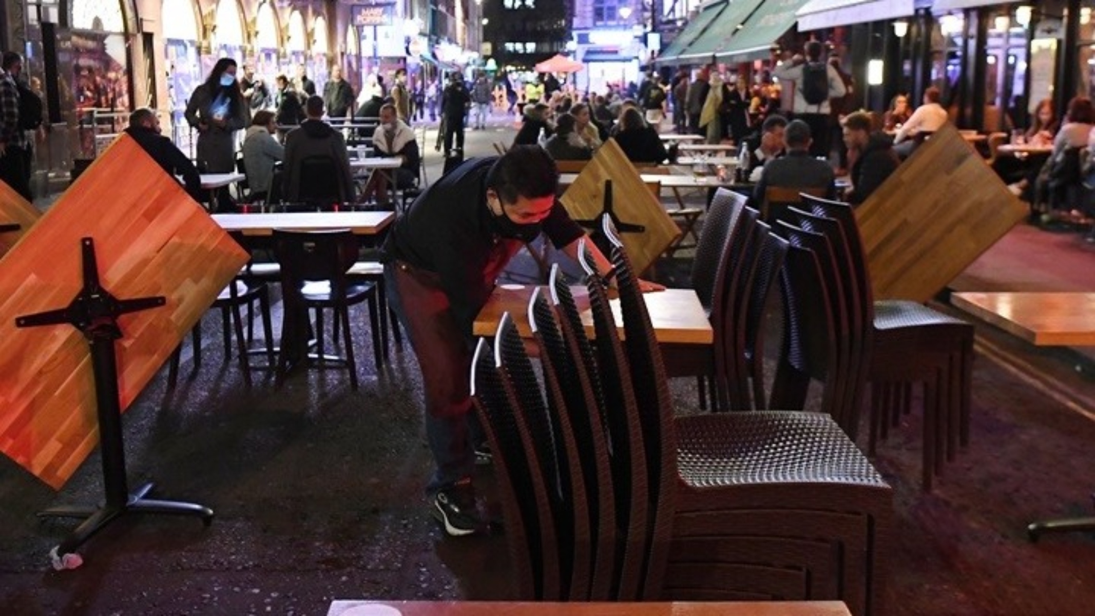 Βρετανία: Αίρει όλα τα περιοριστικά μέτρα εν μέσω έξαρσης των κρουσμάτων του νέου κορωνοϊού