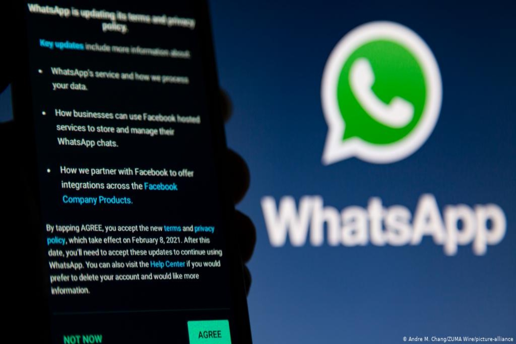 WhatsApp: Καταγγελίες για υπερβολική πίεση στους χρήστες να δεχτούν τη νέα πολιτική απορρήτου