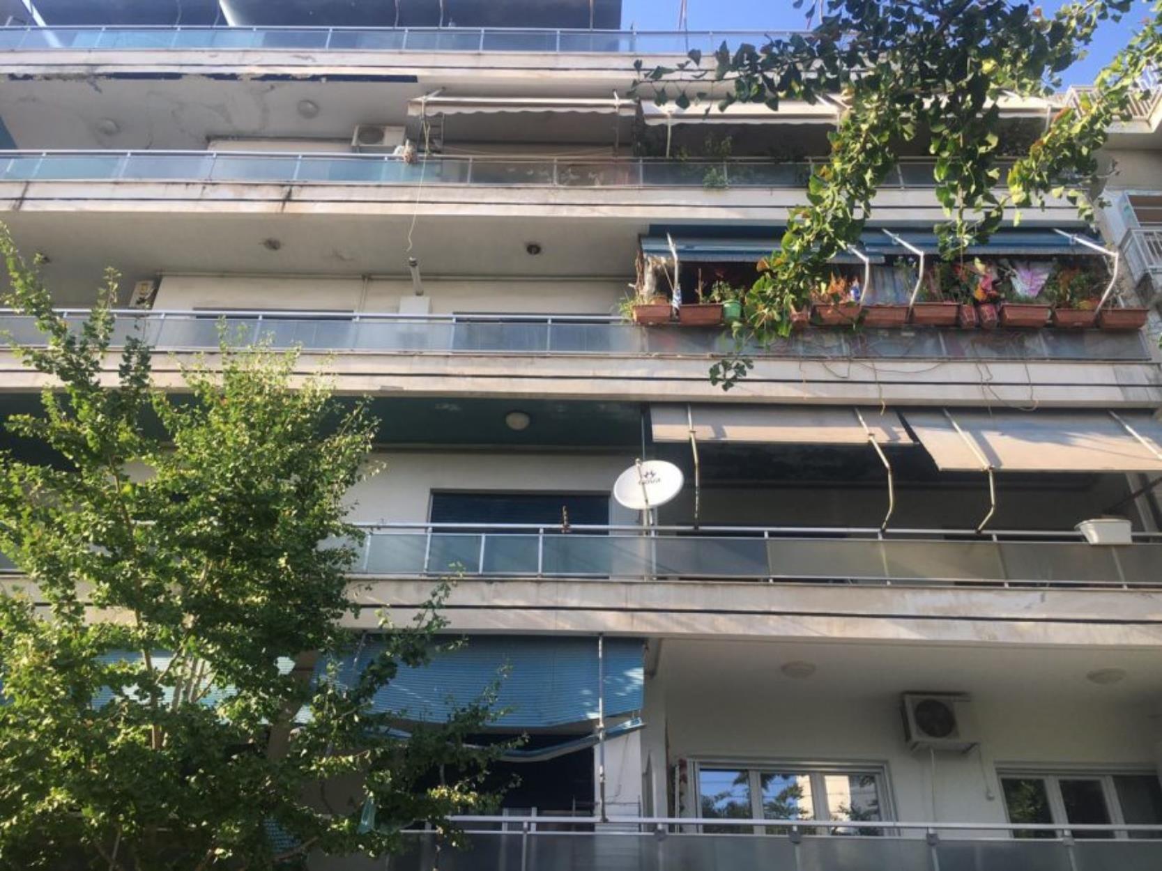 Λάρισα: Νεκρός άνδρας που έπεσε από τον 4ο όροφο πολυκατοικίας