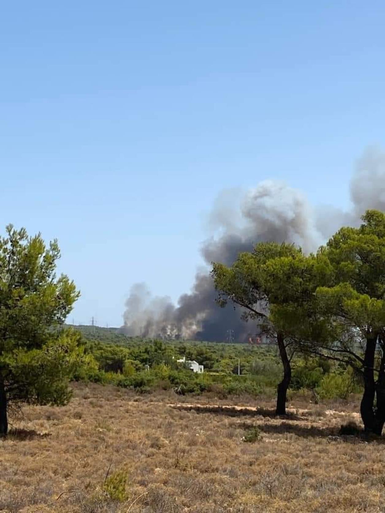 Φωτιά στη Βαρυμπόμπη: Έκτακτο μήνυμα από το 112