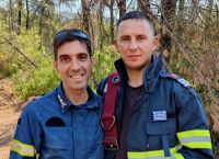 Φωτιές στην Εύβοια: Το συγκινητικό δώρο Έλληνα πυροσβέστη σε Ρουμάνο συνάδελφό του