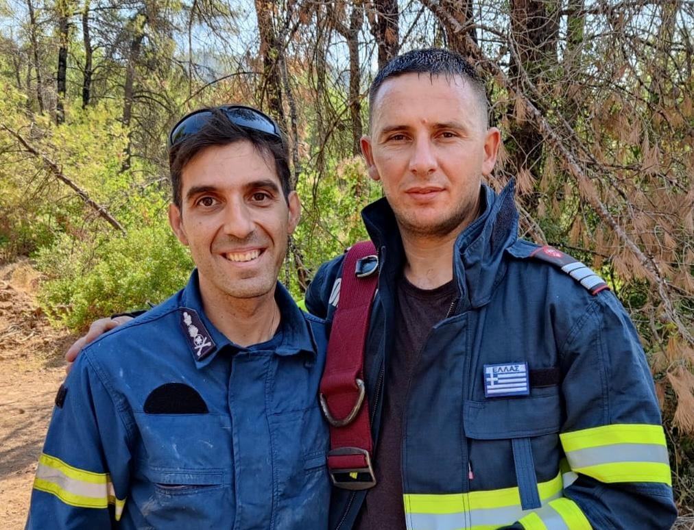 Φωτιές στην Εύβοια: Το συγκινητικό δώρο Έλληνα πυροσβέστη σε Ρουμάνο συνάδελφό του