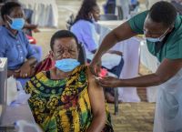 ΠΟΥ τρίτη δόση: Γιατί χαρακτηρίζει σκάνδαλο τη χορήγησή της