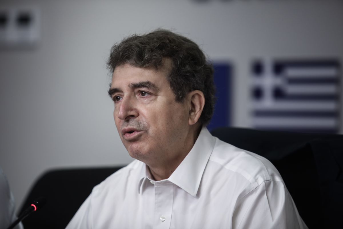 Χρυσοχοΐδης: Οριοθετημένη στο μεγαλύτερο μέρος της η φωτιά στα Βίλια