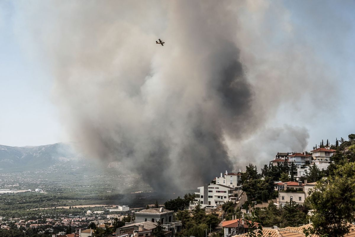 Φωτιά στη Βαρυμπόμπη: Κλειστή στη Λυκόβρυση η Εθνική Οδός