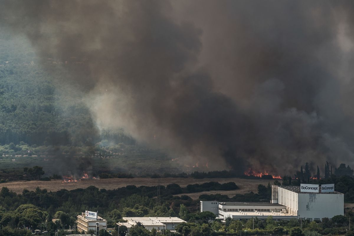 Πυρκαγιά στη Βαρυμπόμπη: Κίνδυνος μπλακ άουτ στην Ανατολική Αττική