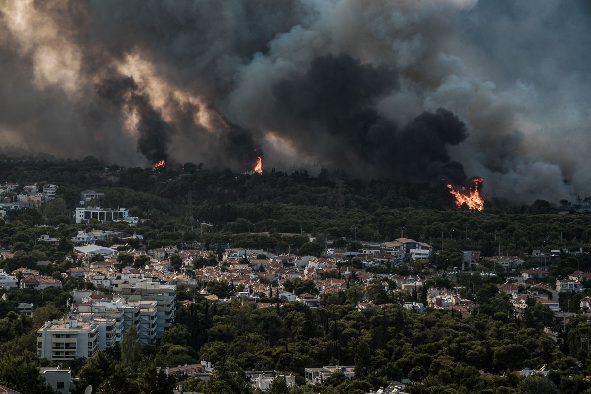 Φωτιά στη Βαρυμπόμπη: Δείτε ποιοι δρόμοι είναι κλειστοί