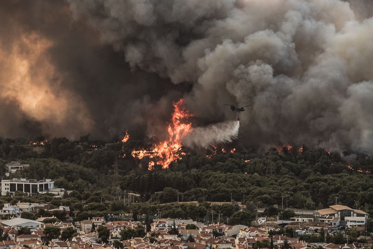 Βίντεο Βαρυμπόμπη: Το τεράστιο μέτωπο της φωτιάς