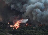 Φωτιά στη Δροσοπηγή: Τρεις τραυματίες μεταφέρονται σε νοσοκομείο