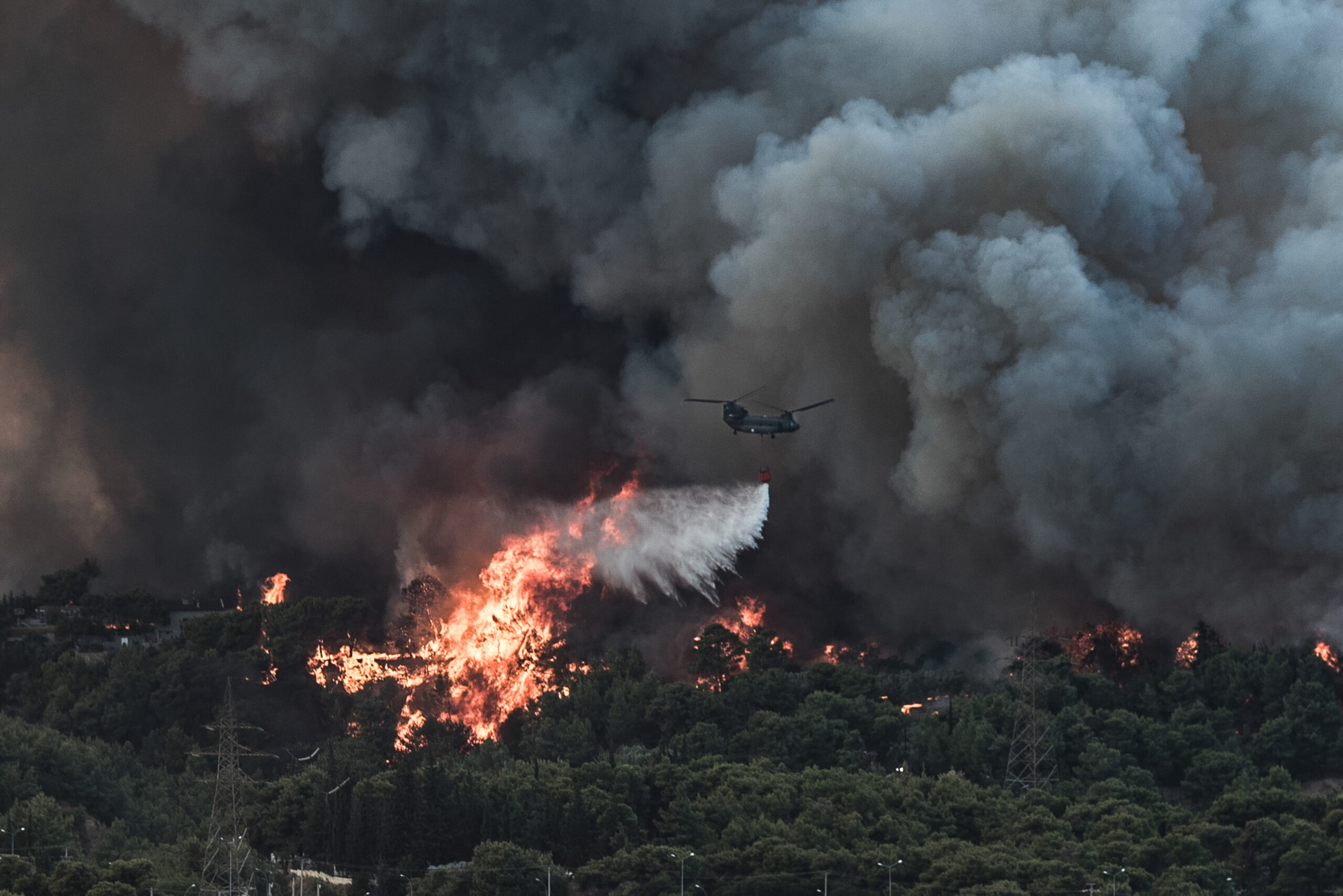 Φωτιά στη Δροσοπηγή: Τρεις τραυματίες μεταφέρονται σε νοσοκομείο