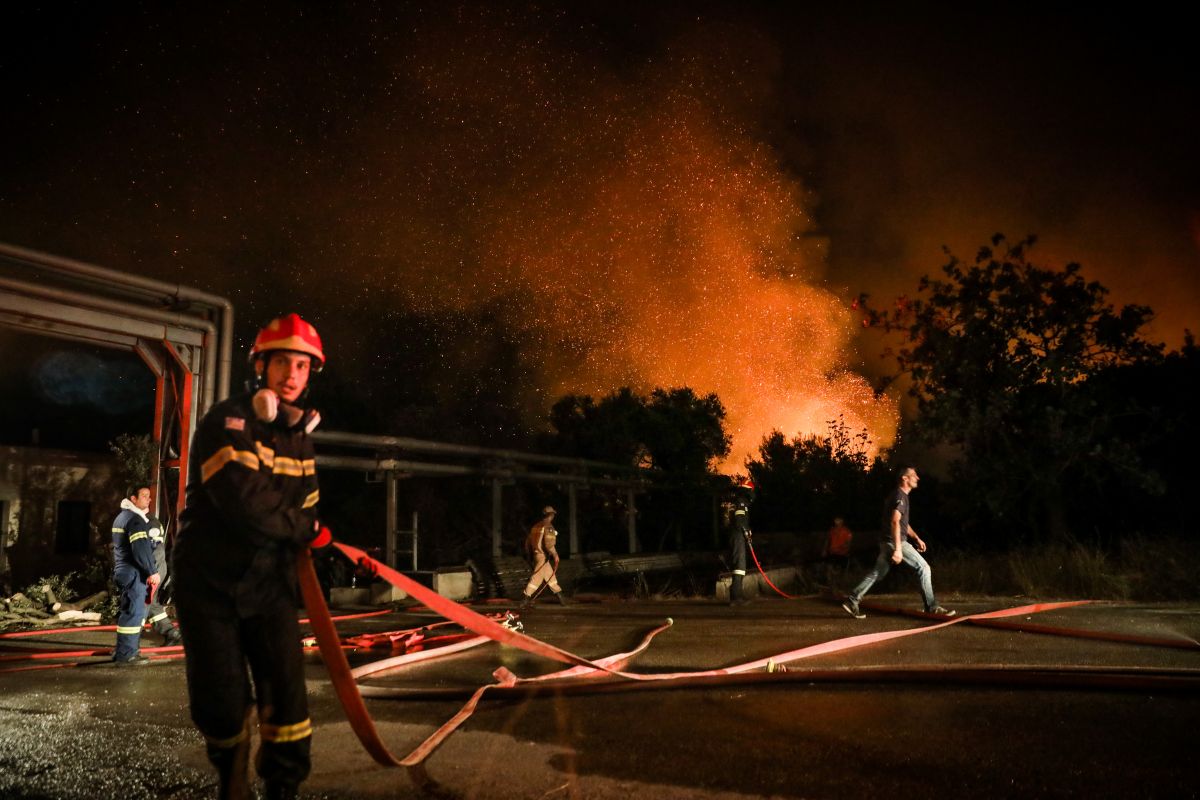 Φωτιά Εύβοια: Έκκληση από τον δήμαρχο Μαντουδίου – Αν δεν ανακοπεί η φωτιά θα φτάσει στη Χαλκίδα