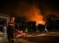 Φωτιές Αττικής: Σε πύρινο κλοιό Θρακομακεδόνες και Βαρυμπόμπη