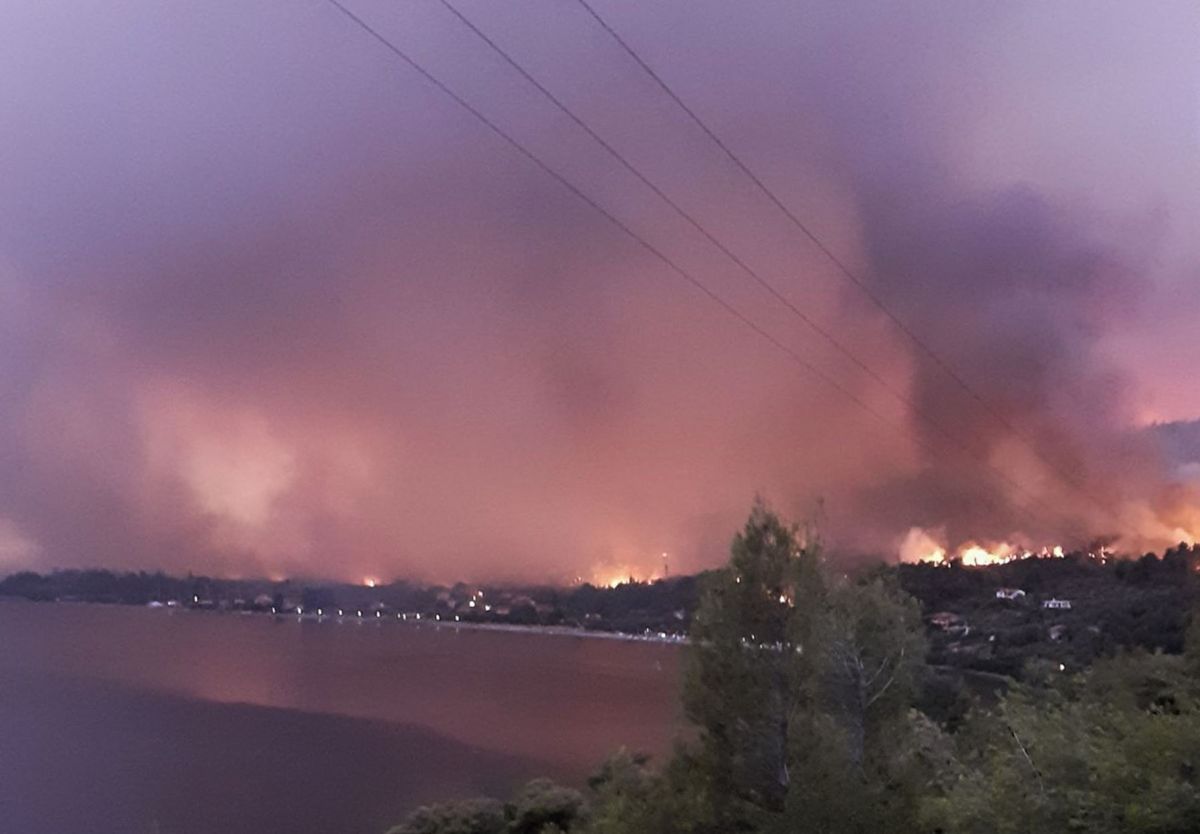 Φωτιά στην Εύβοια: Απομακρύνει εγκλωβισμένους πολίτες από τις Ροβιές το Λιμενικό