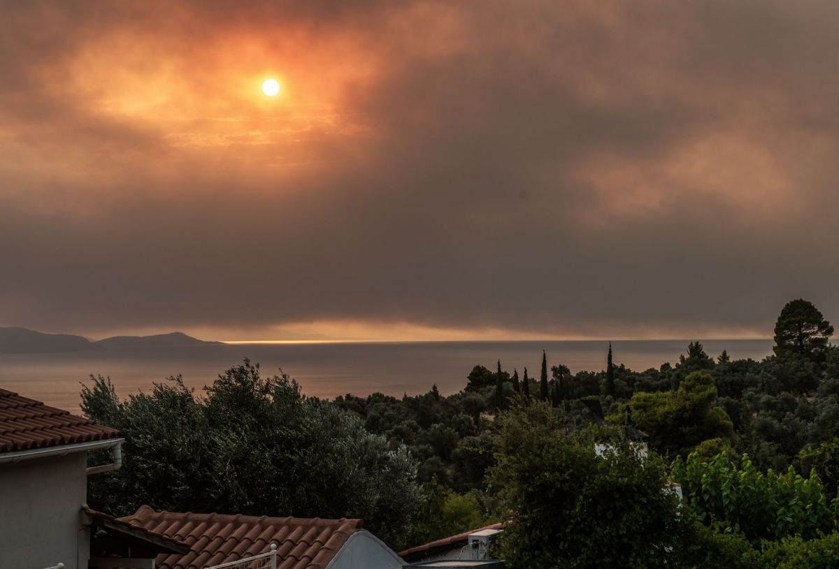Φωτιά στην Εύβοια: Κρίσιμη η κατάσταση – Εκκενώθηκαν πάνω από 10 οικισμοί