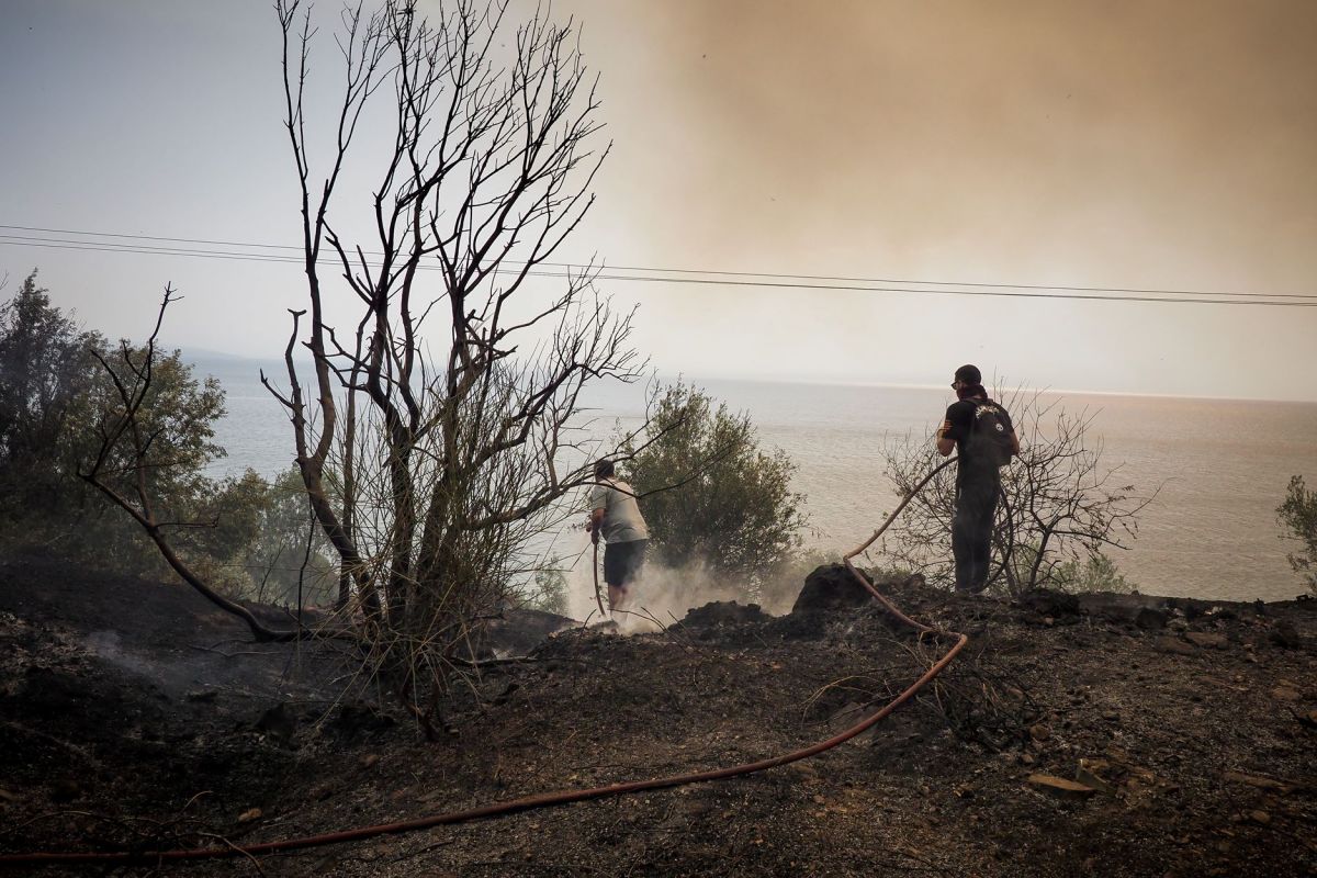 Φωτιά στην Εύβοια: Εγκλωβισμένοι στις Κεχριές και τη Μουρτιά
