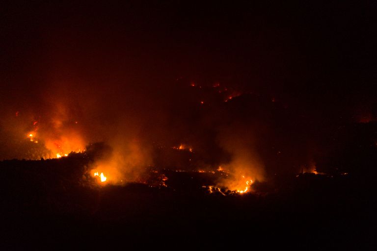Φωτιά Εύβοια: Ολονύχτια μάχη για να μην ξεφύγει προς Ιστιαία το μέτωπο