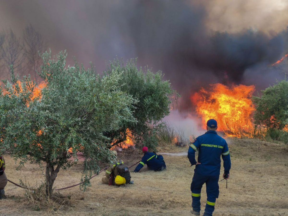 Φωτιά στην Αττική: Χωρίς ρεύμα αρκετές περιοχές