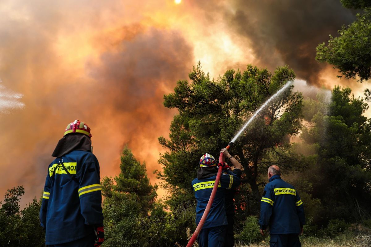 Φωτιά στη Βαρυμπόμπη: Εκκενώνονται και οι Αφίδνες