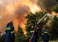 Φωτιά στη Βαρυμπόμπη: Εκκενώνονται και οι Αφίδνες