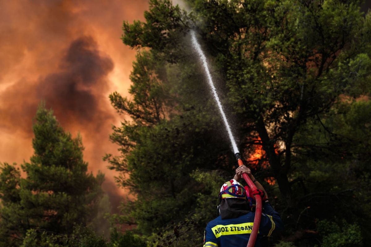 Φωτιά στην Αττική: Συνεχείς αναζωπυρώσεις