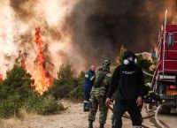 Φωτιές στην Αττική: Στη ΜΕΘ δύο εθελοντές πυροσβέστες