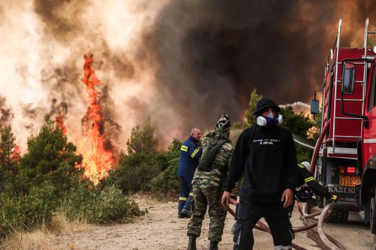 Φωτιές στην Αττική: Στη ΜΕΘ δύο εθελοντές πυροσβέστες | Ειδησεις |  Pagenews.gr