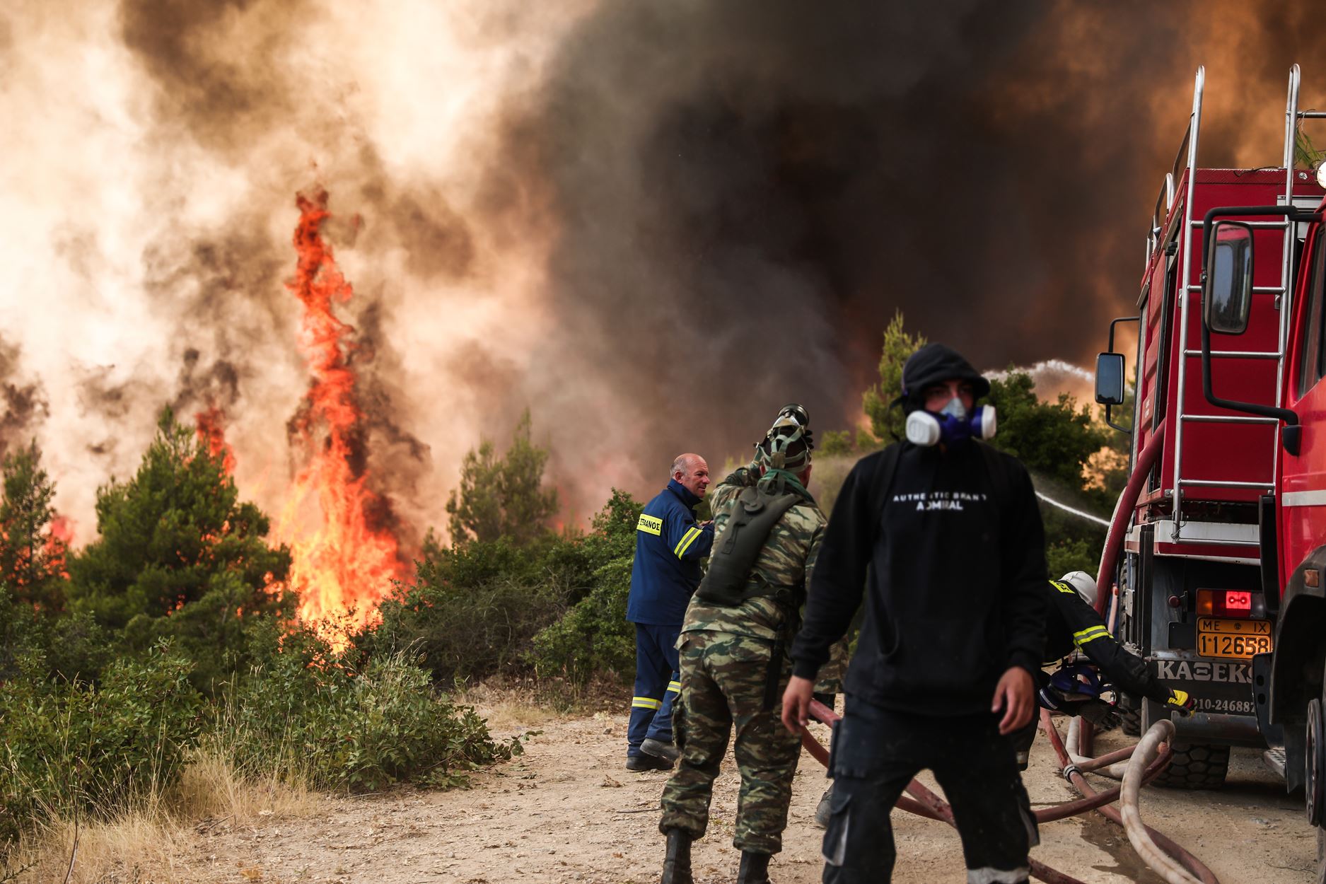 Φωτιά στην Βαρυμπόμπη: Εκκενώνεται και το Κρυονέρι